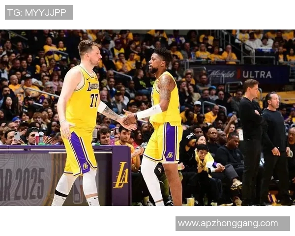 湖人对决雄鹿波普表现亮眼助球队争胜精彩瞬间回顾