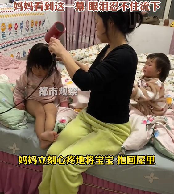 河南一女子送老大上学老二穿着尿不湿在门口等妈妈忍不住心疼(图3)